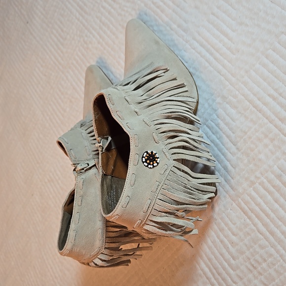 Beacon Reflections Women 11W Tan Ankle Booties Suede Leather Tassels Heels - Picture 3 of 10